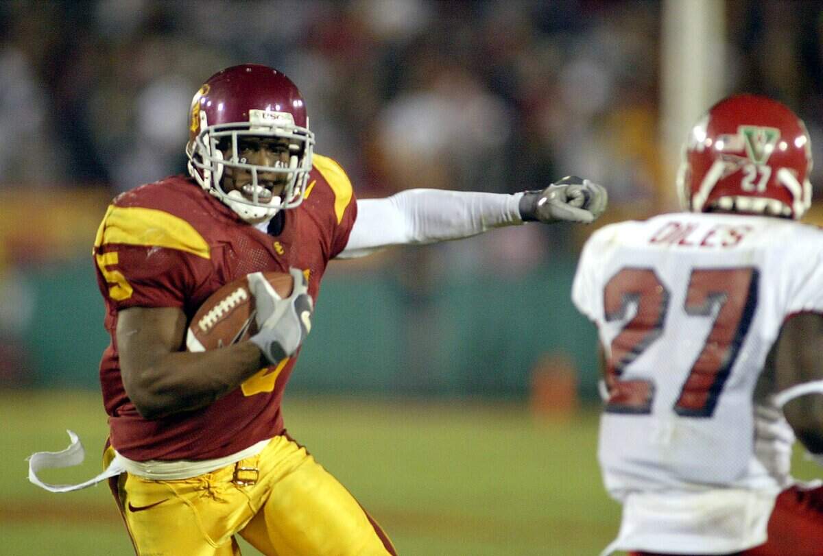 Los Angeles, CA 11/19/05 SPT DLW FSU USC REGGIE BUSH - USC's Reggie Bush makes a move against Fresno State's Awan Diles during their game at the Los Angeles Memorial Coliseum on Saturday night November 19, 2005.